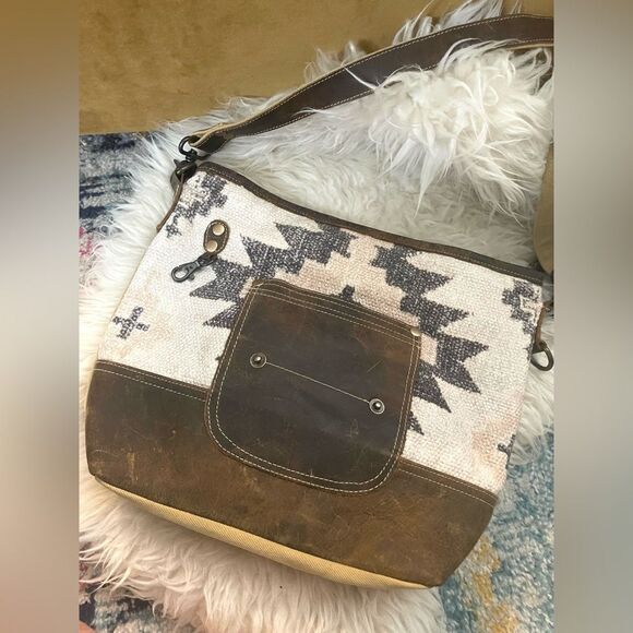 Myra Damn Cool Shoulder Bag - Picture 10 of 16